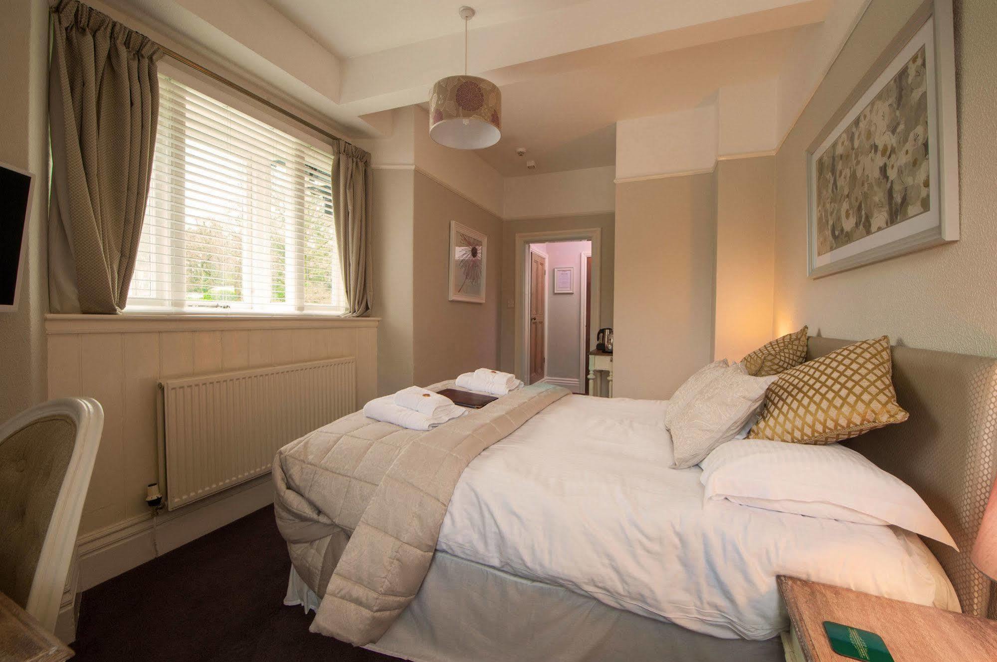 Chestnuts Guest House (Adults Only) วินเดอร์เมียร์ ภายนอก รูปภาพ