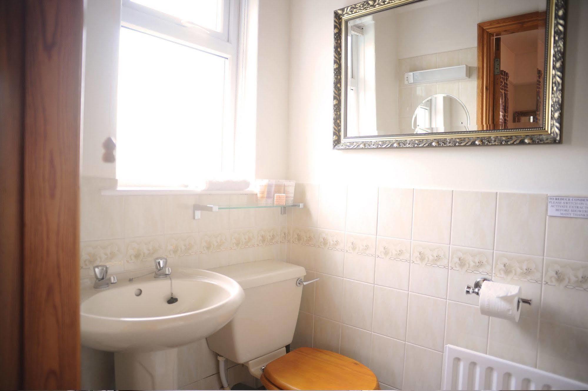 Chestnuts Guest House (Adults Only) วินเดอร์เมียร์ ภายนอก รูปภาพ