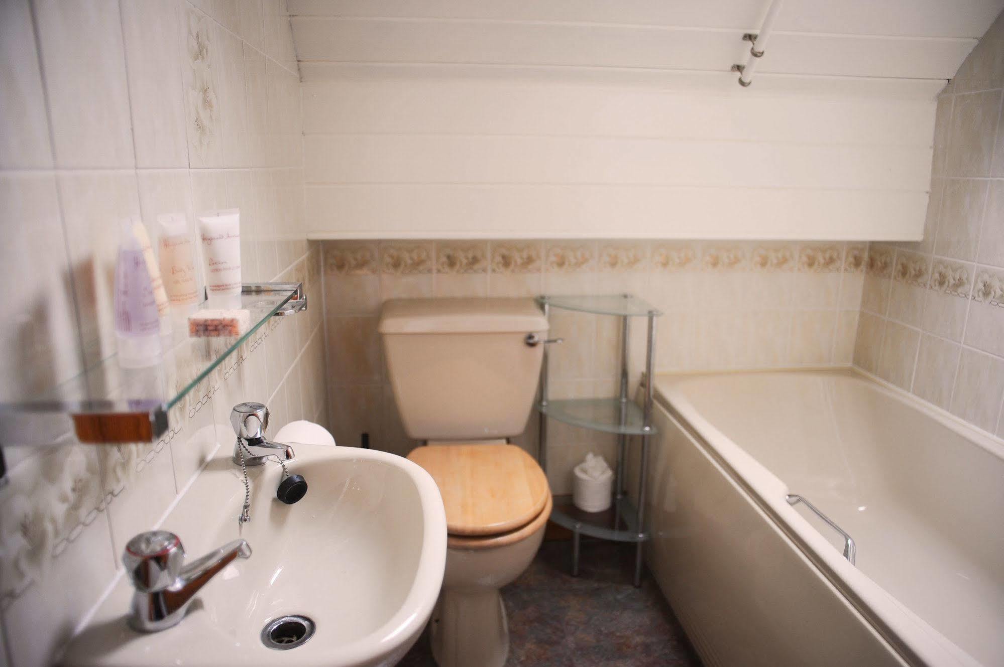 Chestnuts Guest House (Adults Only) วินเดอร์เมียร์ ภายนอก รูปภาพ