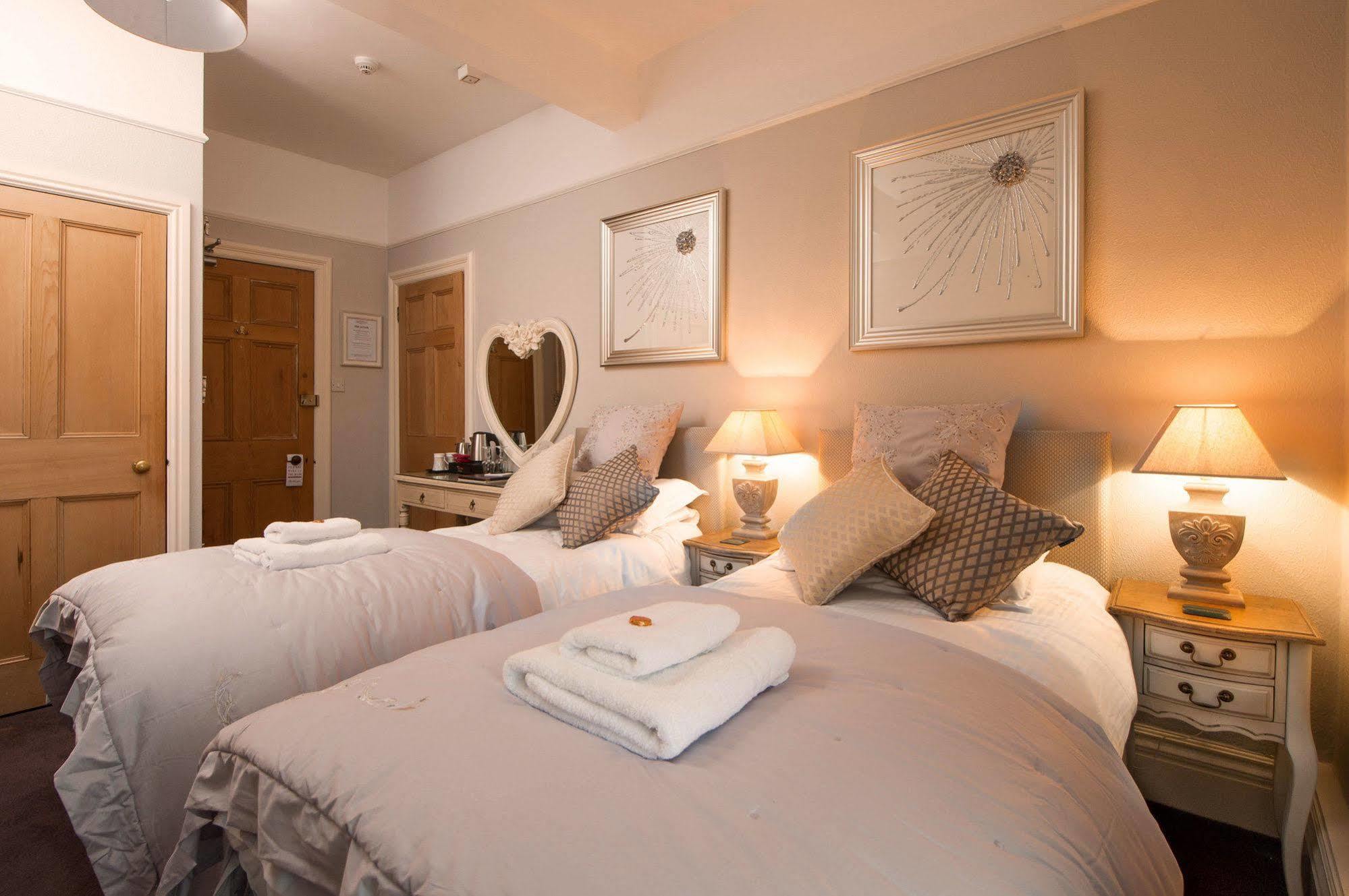 Chestnuts Guest House (Adults Only) วินเดอร์เมียร์ ภายนอก รูปภาพ